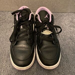 Jordan 1 Low SE Houndsooth sneaker in black and lilac